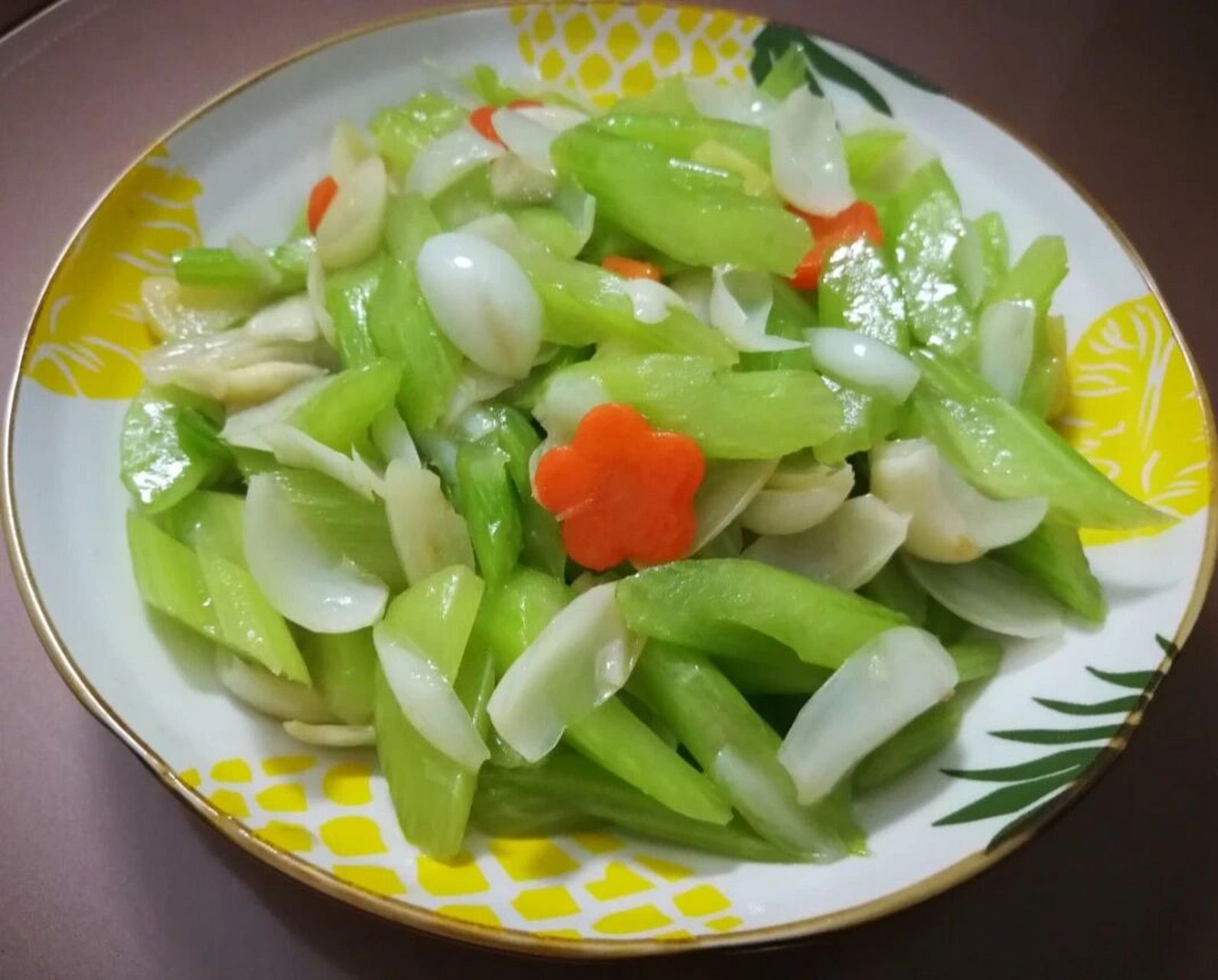 西芹炒百合,饭桌上的一道爽口菜97 最近的自己似乎是吃肉9495吃