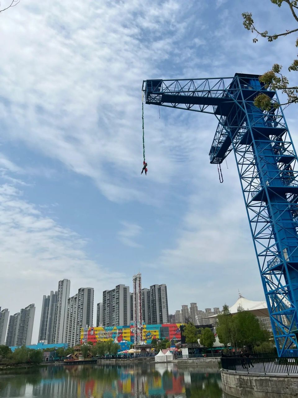 武汉欢乐谷蹦极 武汉欢乐谷也可以体验蹦极啦,欢乐谷新开的项目,蹦极