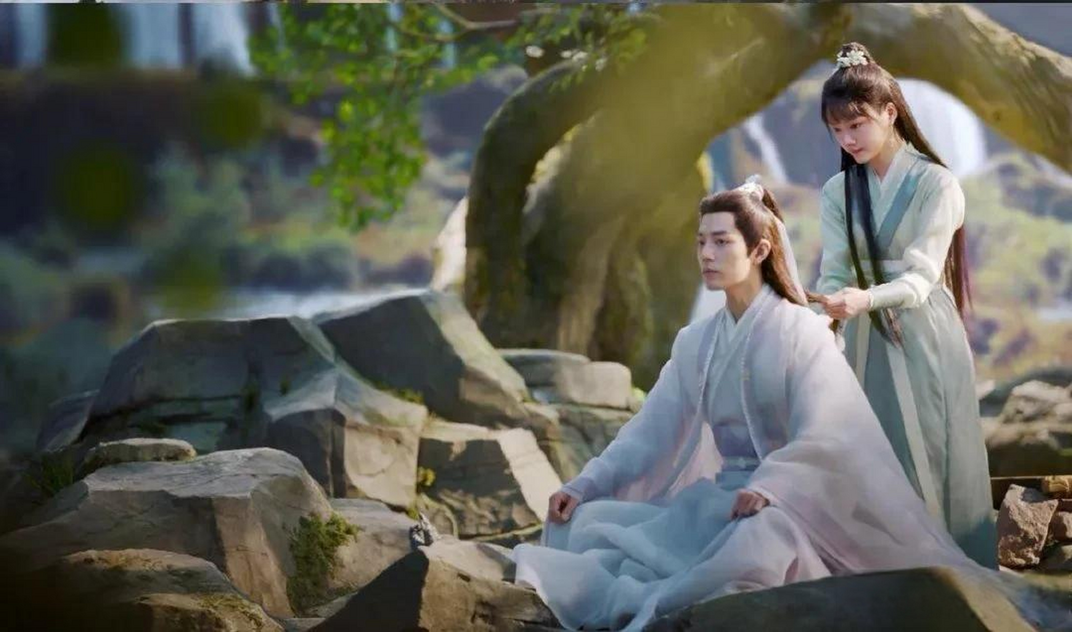 《玉骨遥》开播第一集,肖战一袭白衣打着伞由天而降,面对朱颜的焰火