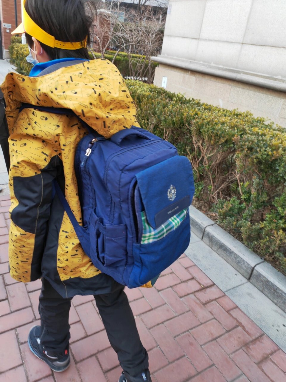 一个小学生的书包有多重 四年级孩子的书包13斤!