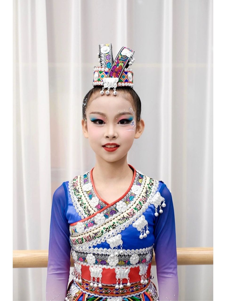 舞蹈妆容|少儿独舞苗族《银玲苗花》 花间彩蝶舞翩跹 缕缕清风拂笑脸