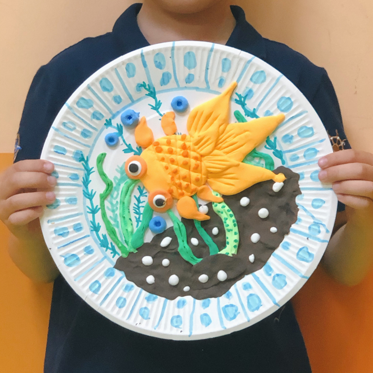 《快乐的小金鱼》轻粘土手工 作品名称:《快乐的小金鱼》 年龄:7岁