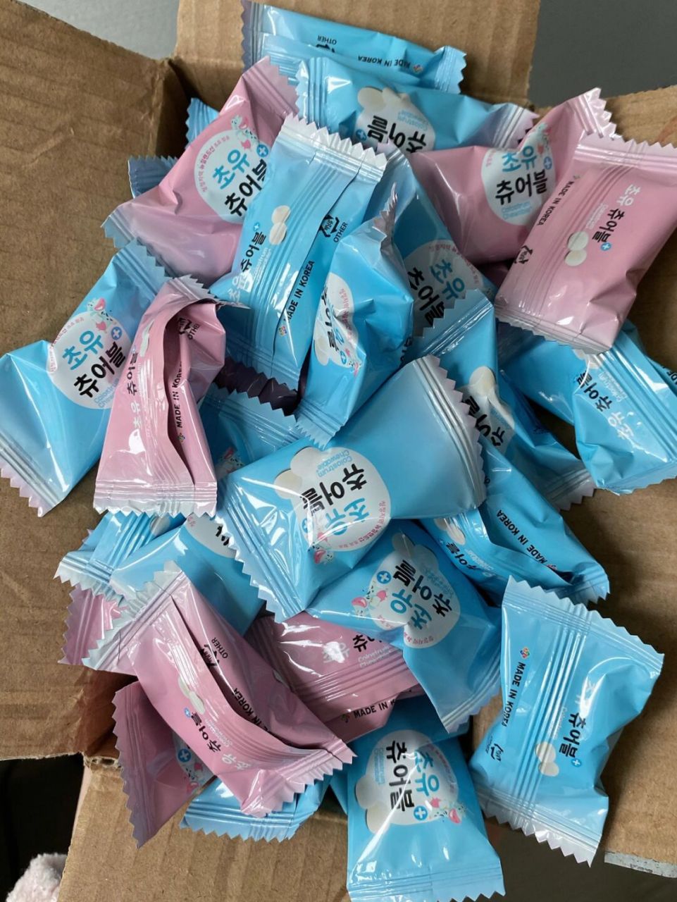 脆皮奶糖～ 是那种牛奶味淡淡的酸奶味～ 酸酸甜甜的口感外面是一层