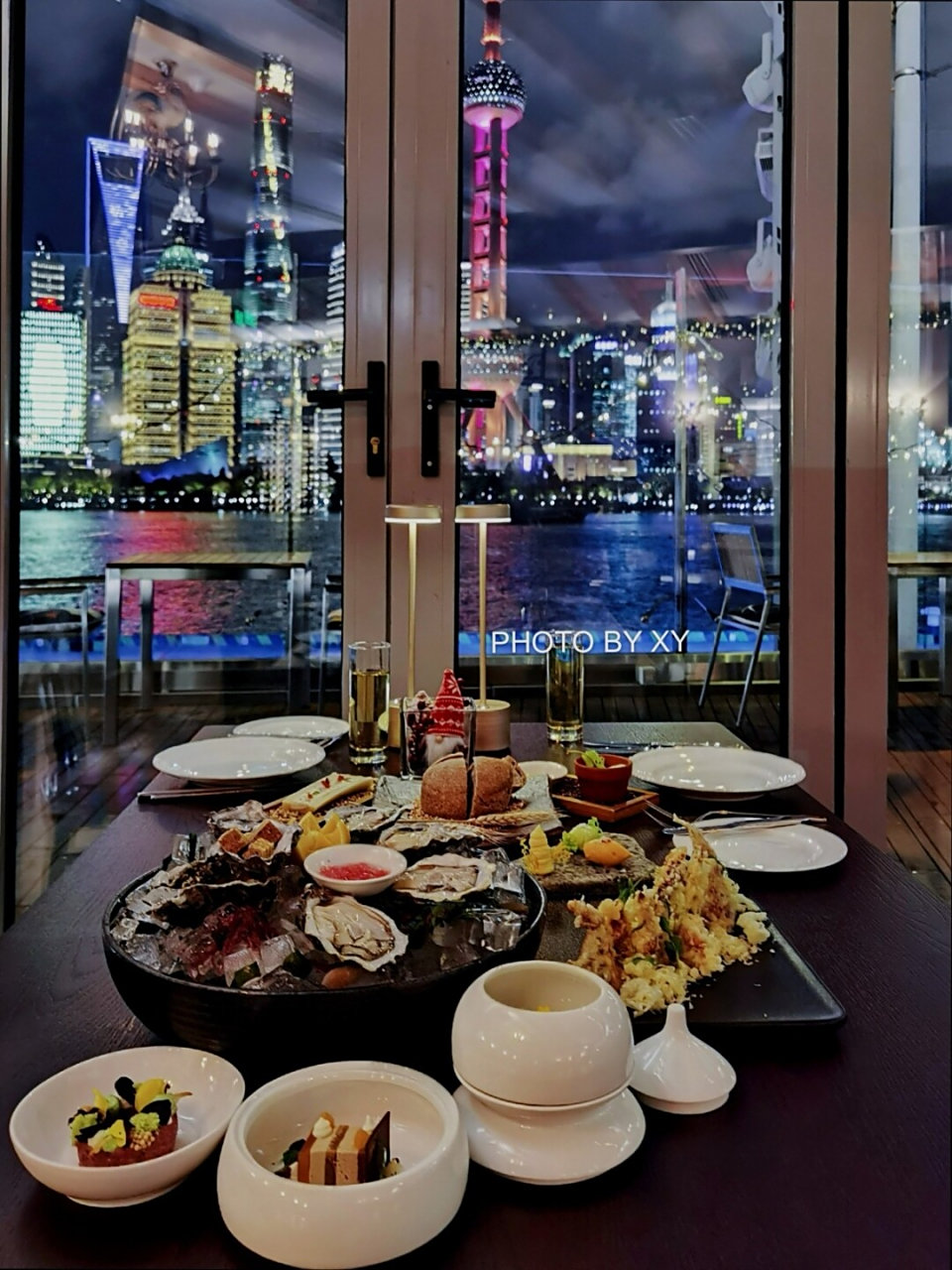 上海美食探店| 北外滩滨江景致最美的西餐厅 宝莱纳开的,晚上对岸浦东
