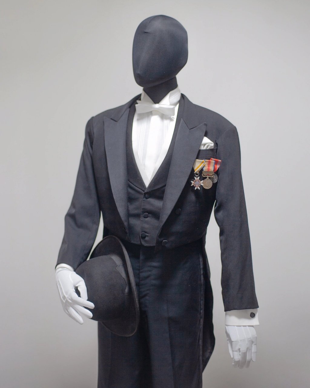 昭和正装百选 礼服篇 9 燕尾服 燕尾服是西方传统正式礼服的代表之一