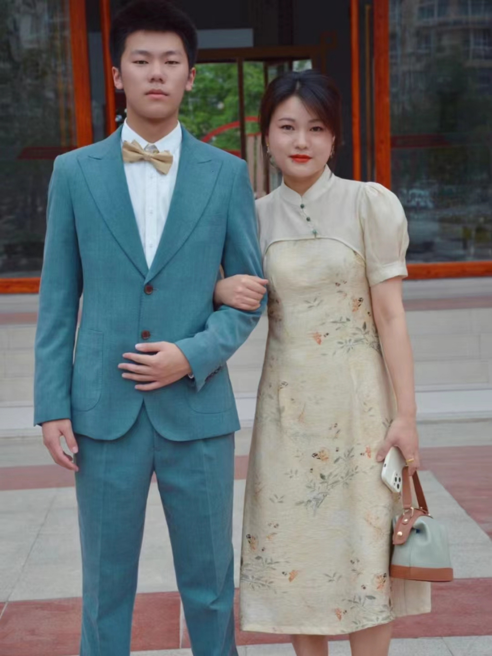 成人礼家长着装图片 9898989898 夏天的炙热比不过青春,所