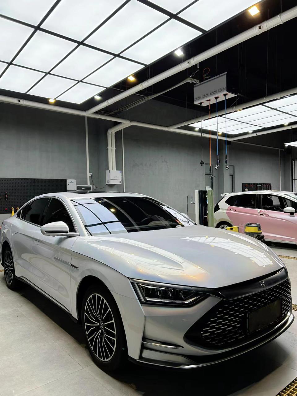 比亚迪汉dm改色七彩镭射白.