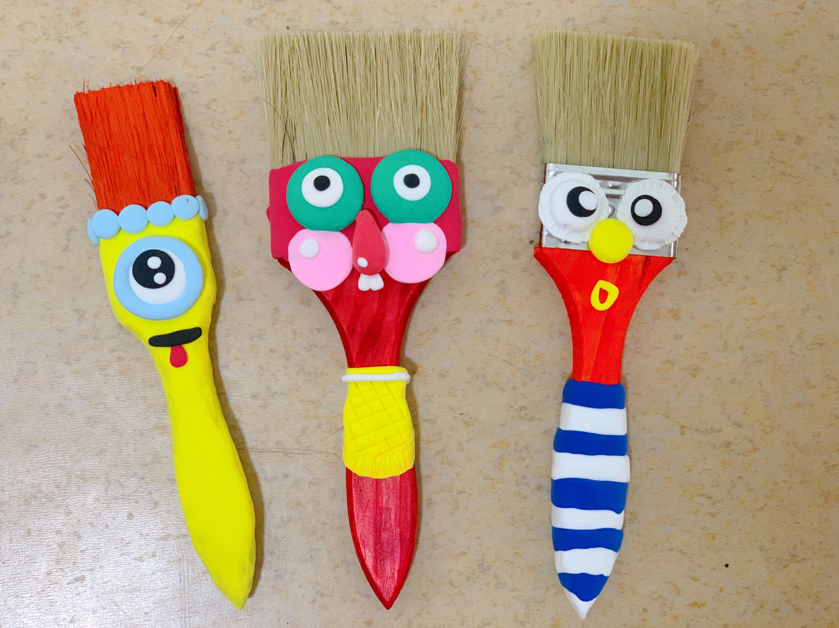 幼儿园环创—刷子大变身 材料:羊毛刷,轻粘土,丙烯颜料,马克笔 幼儿园