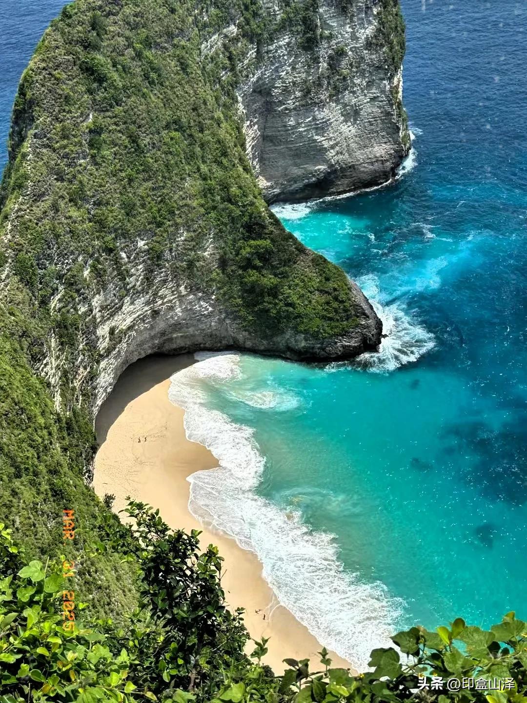 偶遇大海边奇景:俯瞰海岸,悬崖披覆绿意,脚下沙滩柔软