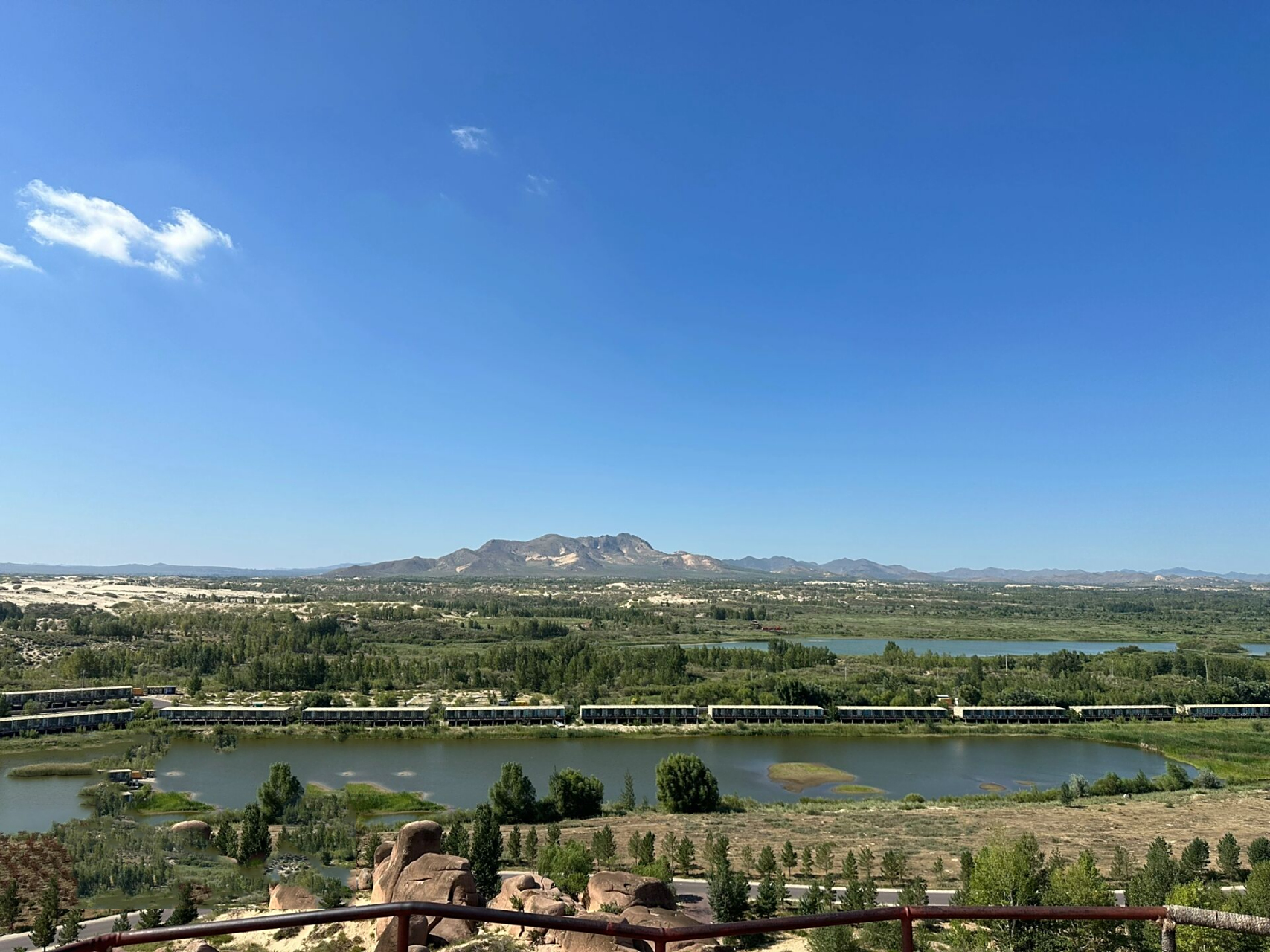 赤峰玉龙沙湖 内蒙古赤峰的风景区很多,前几天去玉龙沙湖带孩子玩了