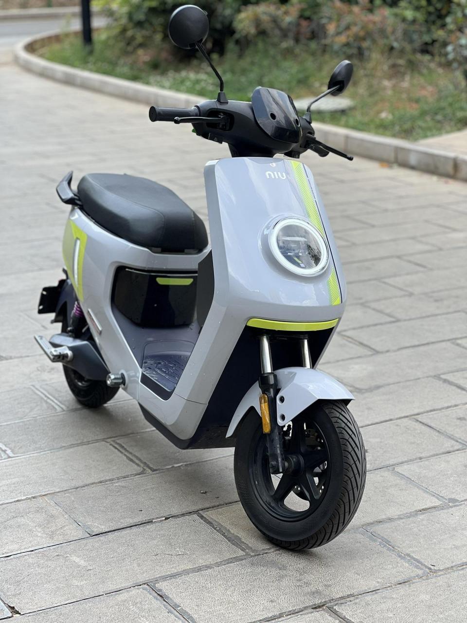 小牛mqil 灰色顶配,48v48a锂电池可以提回家充电,续航100多公里,小区