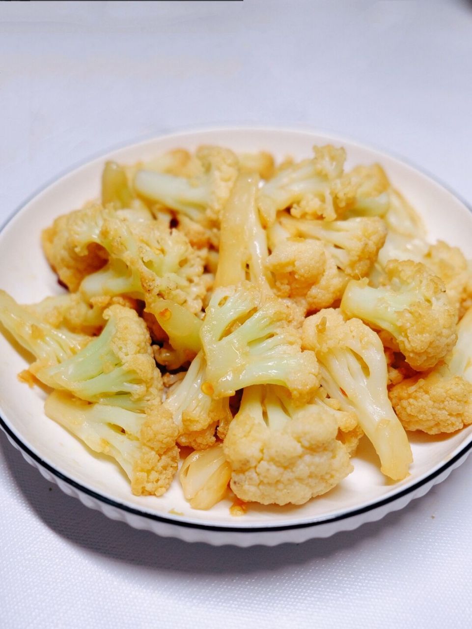 26615热油下蒜粒,干辣椒爆香,倒入花菜翻炒.