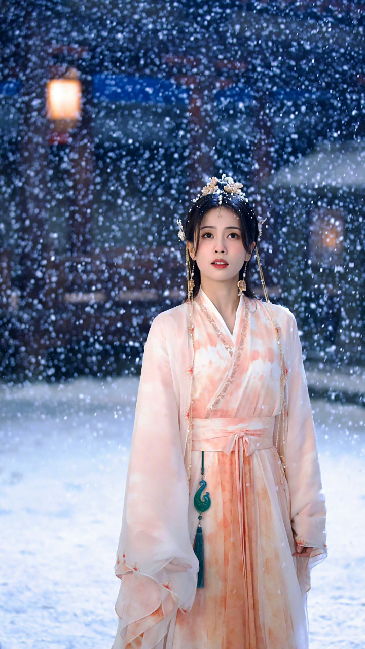 这套粉衣也吼吼看～在雪景下氛围感直接拉满今晚继续看《长月烬明》