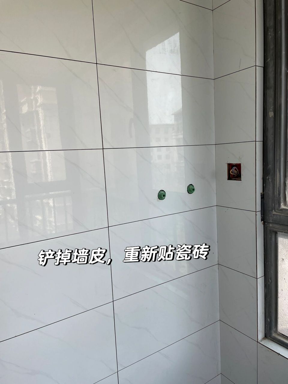 这个地方开发商应该是设计的放洗衣机的位置,但四周墙面没有贴瓷砖