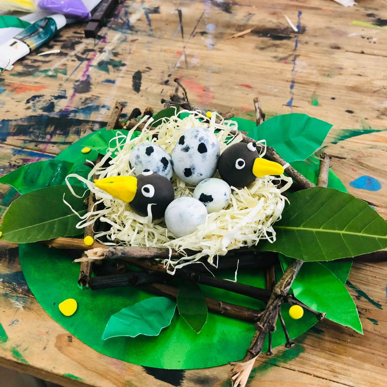 鸟窝 准备手工材料: 剪刀 白乳胶 树叶91 树枝 超轻粘土(鸟蛋和小鸟