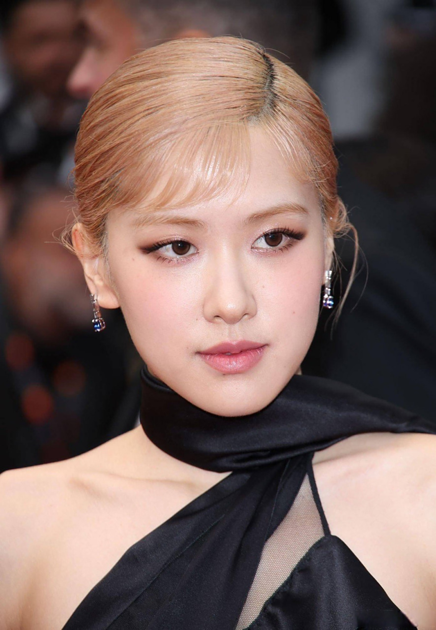 rose朴彩英戛纳红毯造型,这个胎毛刘海显得好小家子气[跪了][跪了]