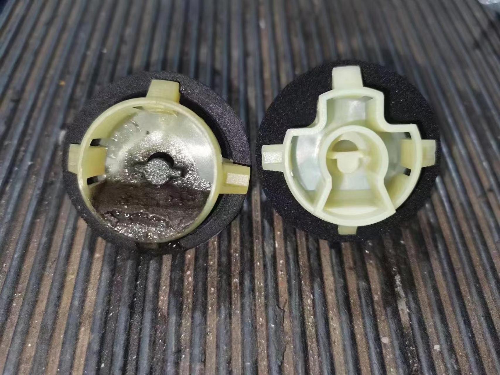 天窗漏水故障较多,天窗不是密封的,上面导水槽周围有4个排水孔,水和