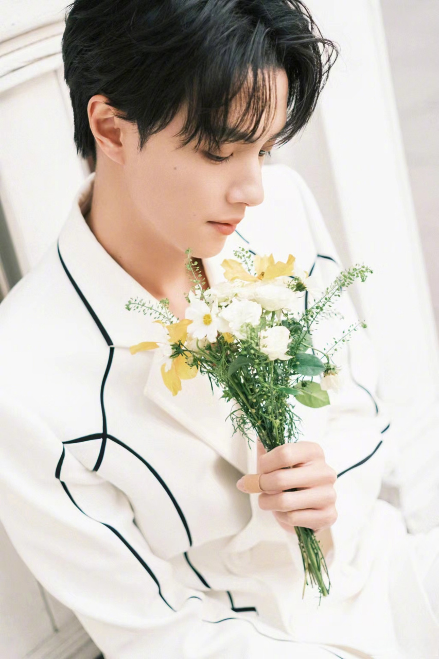 官鸿白西装白月光dna动了 很难不对白西装@官鸿 心动!