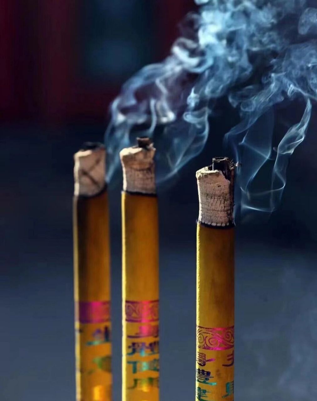 南岳三柱香 明天是五月十五,烧香的人,每个人都有三个心愿,求全家平安