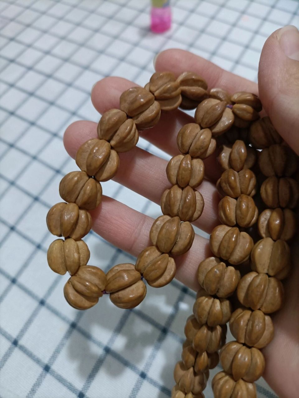 自己做的山楂籽手串 野山楂还是青皮的时候摘下来取籽做的,又叫五福子