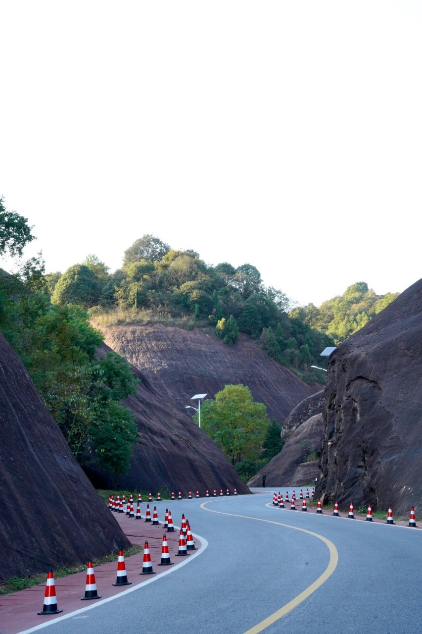 据说这里是湖南十大最美公路之一,马皇丘大峡谷 距高椅岭3公里左拥哪