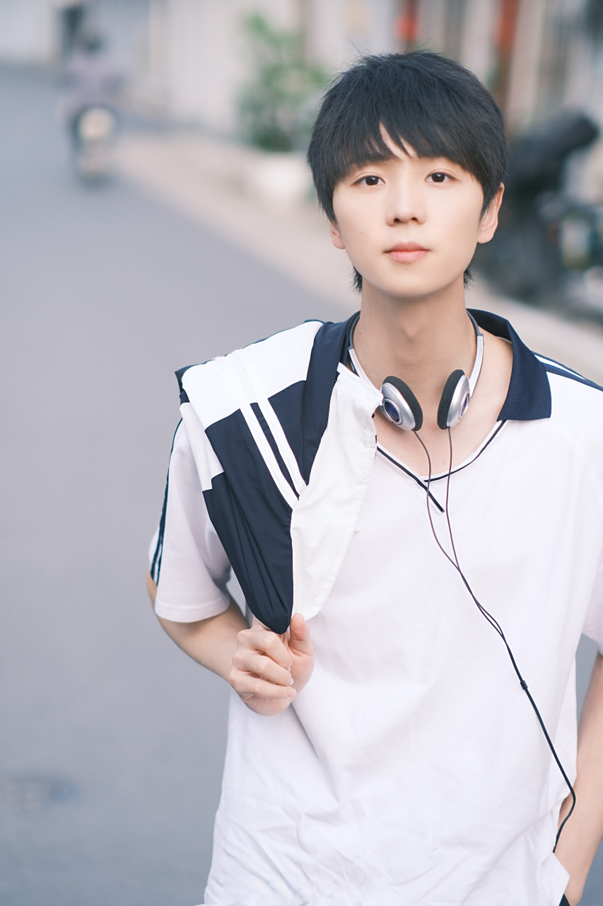 苏泽林# 他仍站在那段时光里 看着未来的你