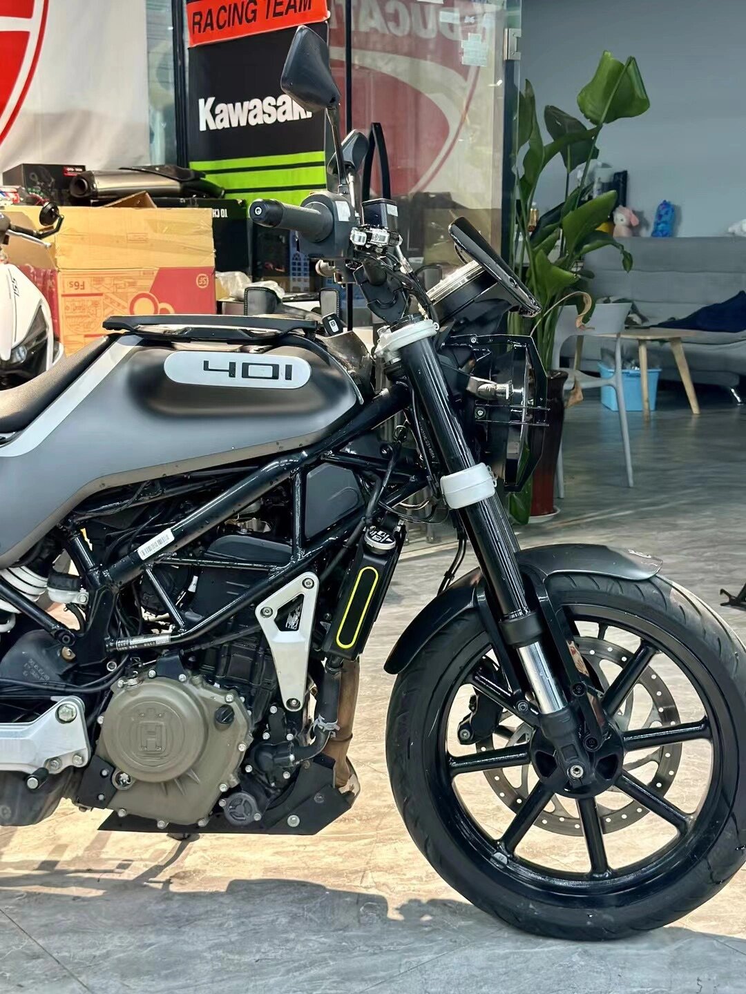 22年胡斯瓦纳 黑箭401     2180090出售 22年胡斯瓦纳 黑箭401 几千