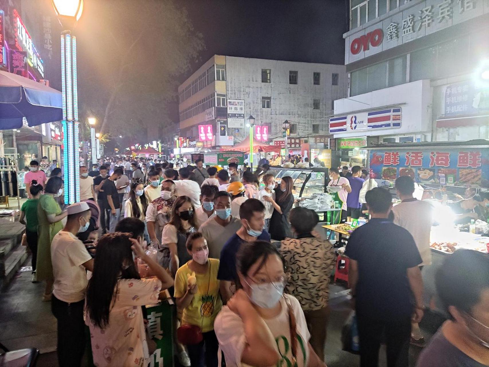 乌鲁木齐头条 劳动街巷道夜市,每天晚上都是如此人流量大,夜市生意好