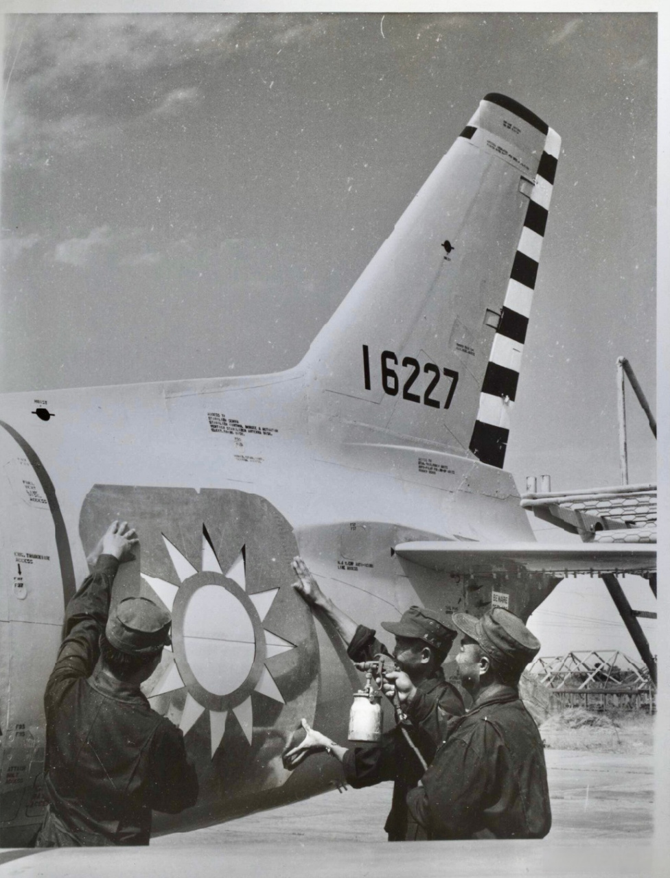 台湾的国军空军为新飞机喷上新标识.拍摄于1960年代