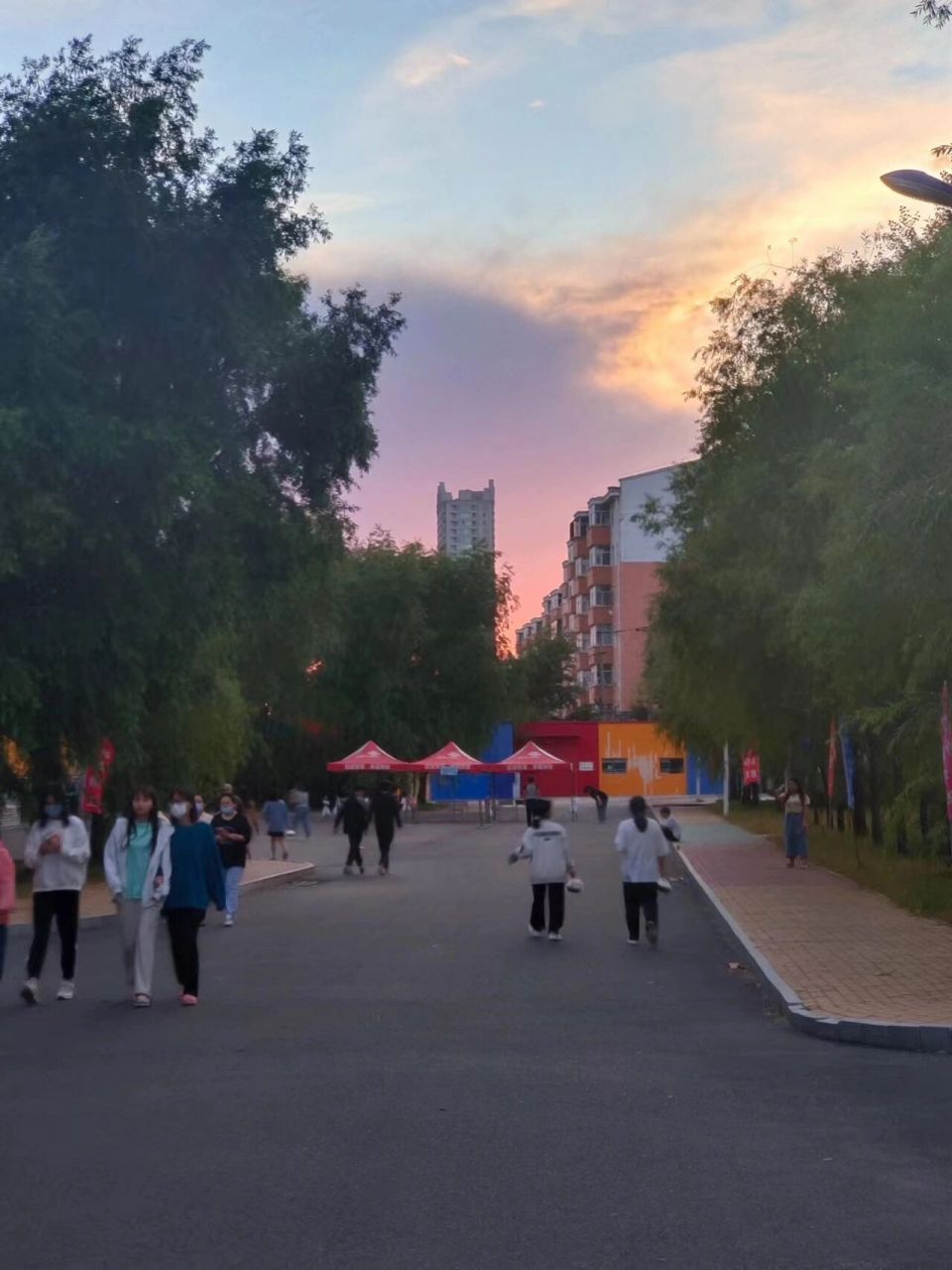 齐齐哈尔高等师范学校寝室 寝室8人间,柜子一人一个图片所示