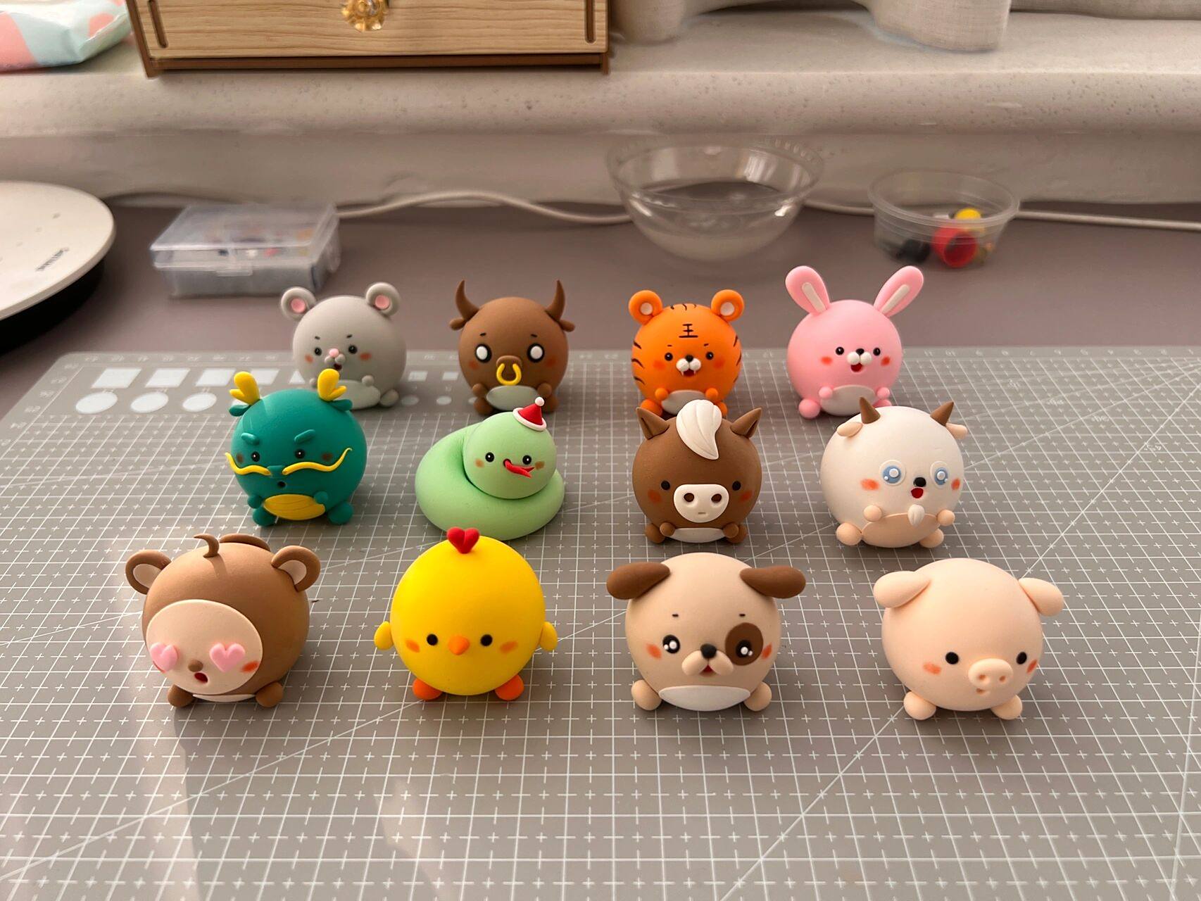 超轻粘土十二生肖摆件展示 专门买了个架子用来摆放十二生肖,很合适哦