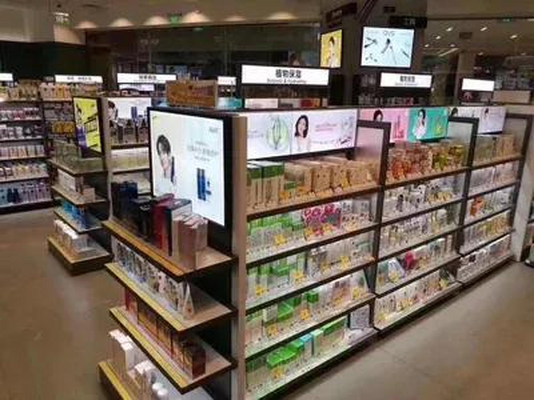 十年前,屈臣氏单店月销售额平均100万左右,现在30万.