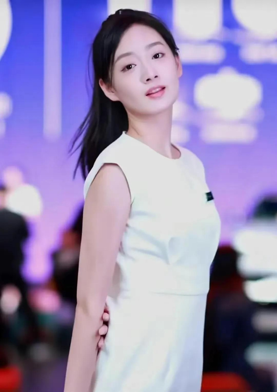 最美车模洪嘉悦,外表清纯美丽 ,1997年生,有着高挑