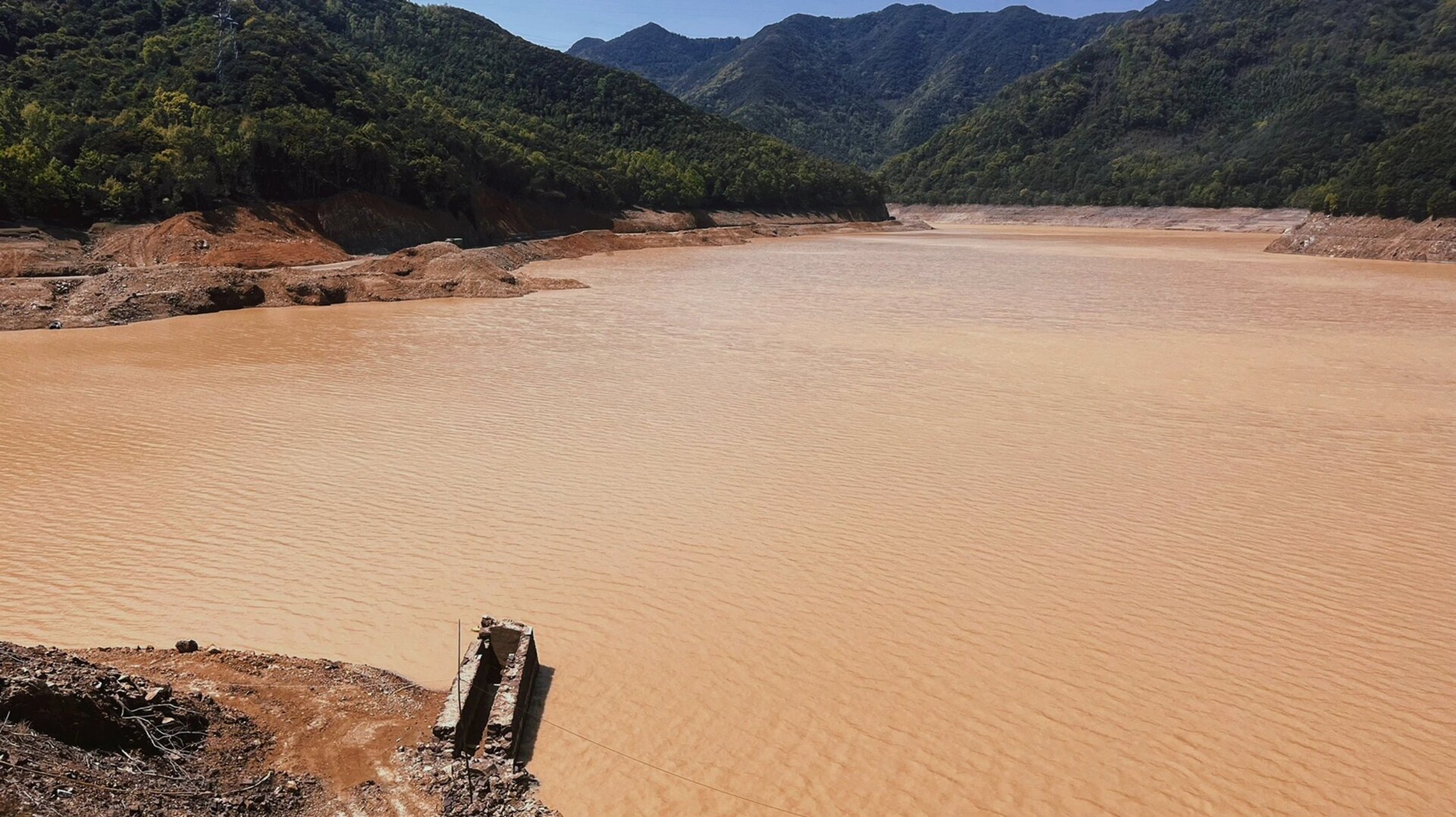 象山仓岙水库 为什么水库的水是黄的?