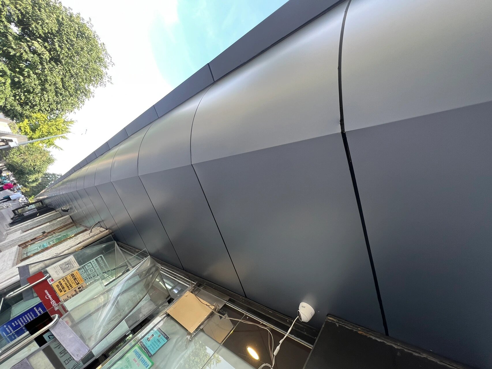 铝塑板门头招牌,街道改造,白银灰颜色 铝塑板门头招牌最常用材料之一