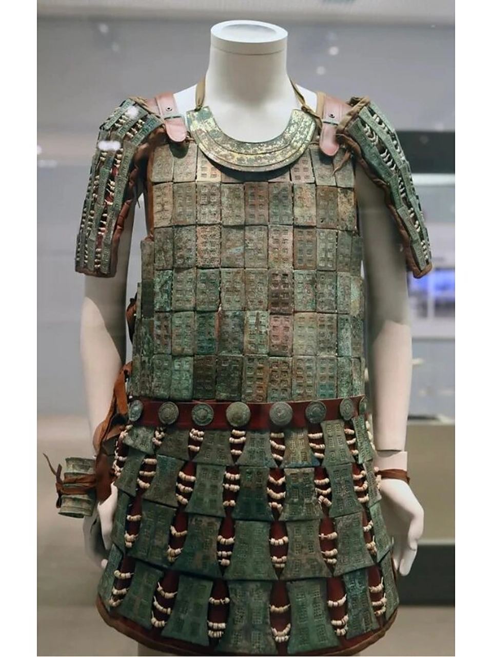 战国·乳钉纹青铜盔甲片 "赳赳武夫,恭候干城" 闽江流域上游羌文化