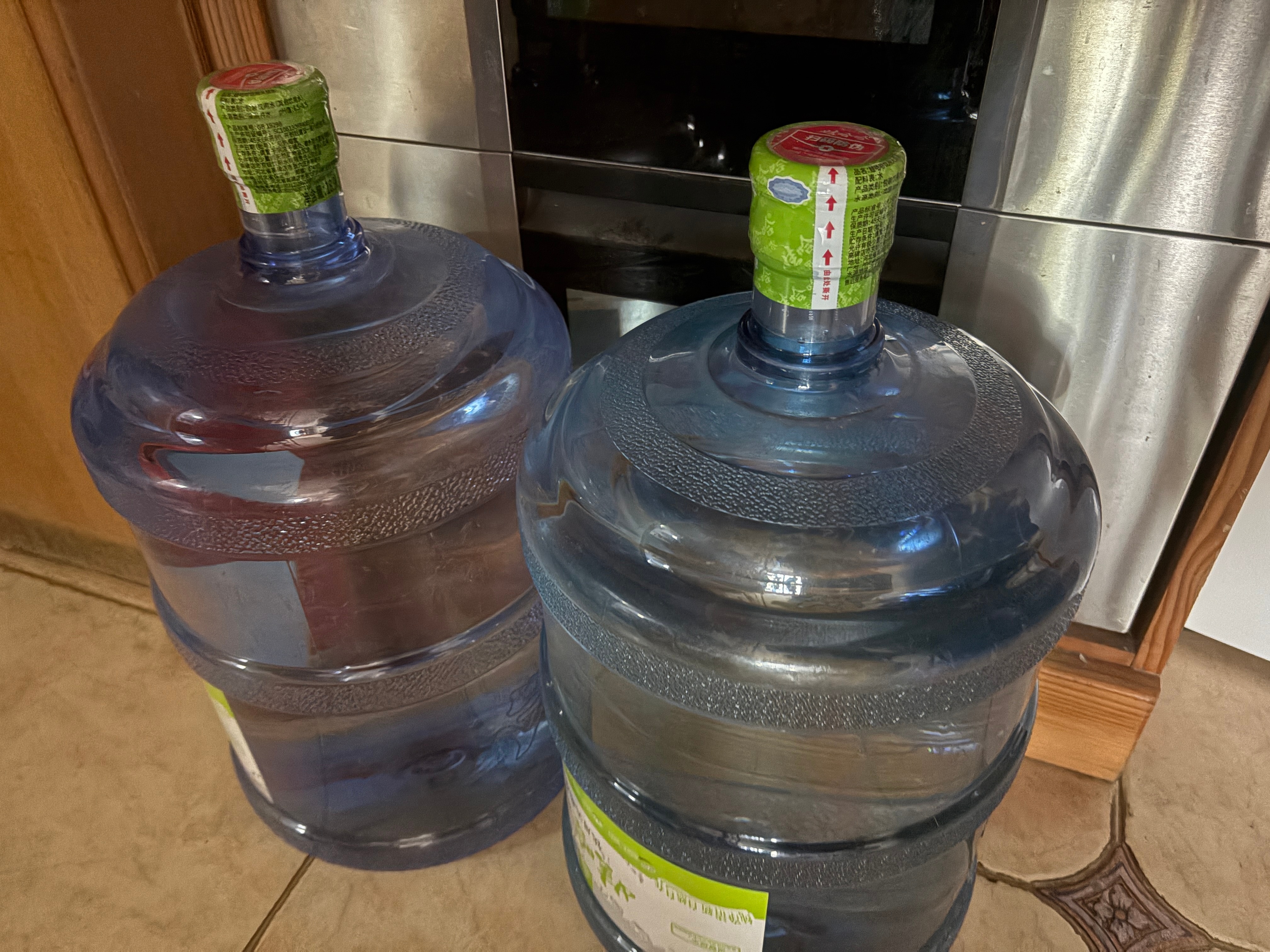 皮肤水稀释桶装武汉联投丽笙酒店的饮用水金美源矿泉水2桶大桶水照片