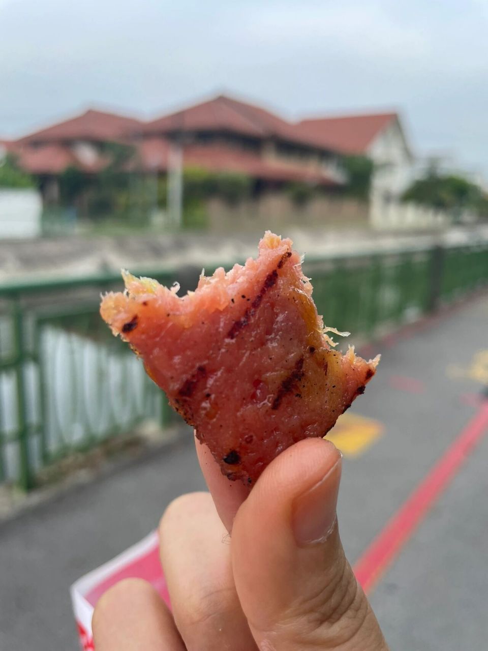 新加坡金品香肉干不柴不腻,97好吃 每周都会路过,今天买来尝尝味道