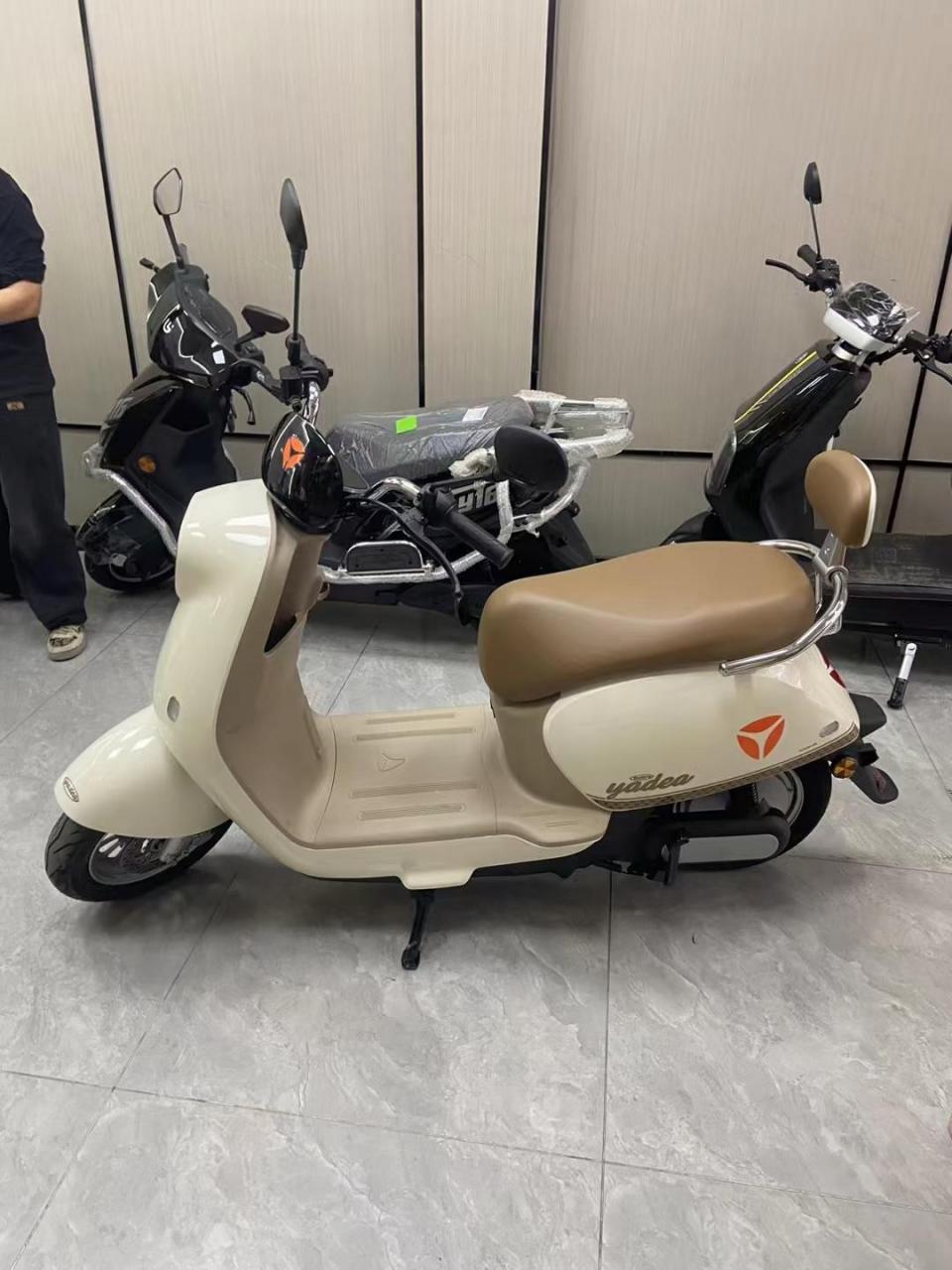 到期准新雅迪小绵羊一台,6个雅迪专用石墨烯电池,只开了91公里,带透镜