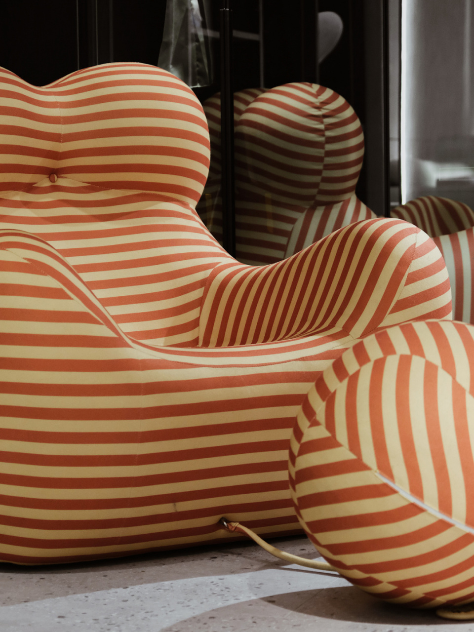 艾伦琼斯设计的椅子图片