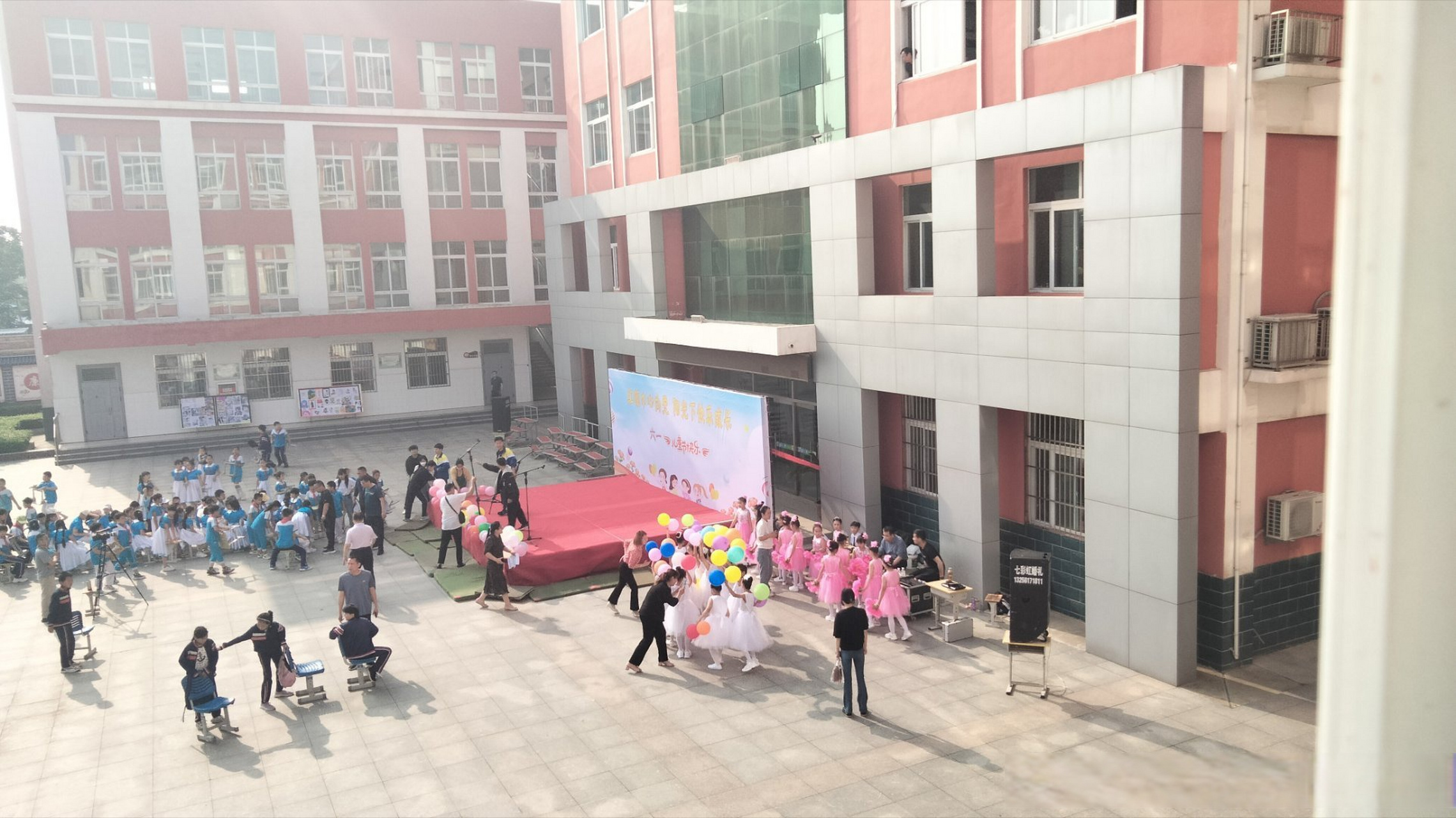 六一儿童节# 平阴县玫瑰学校整理场地,准备六一儿童节节目表演.