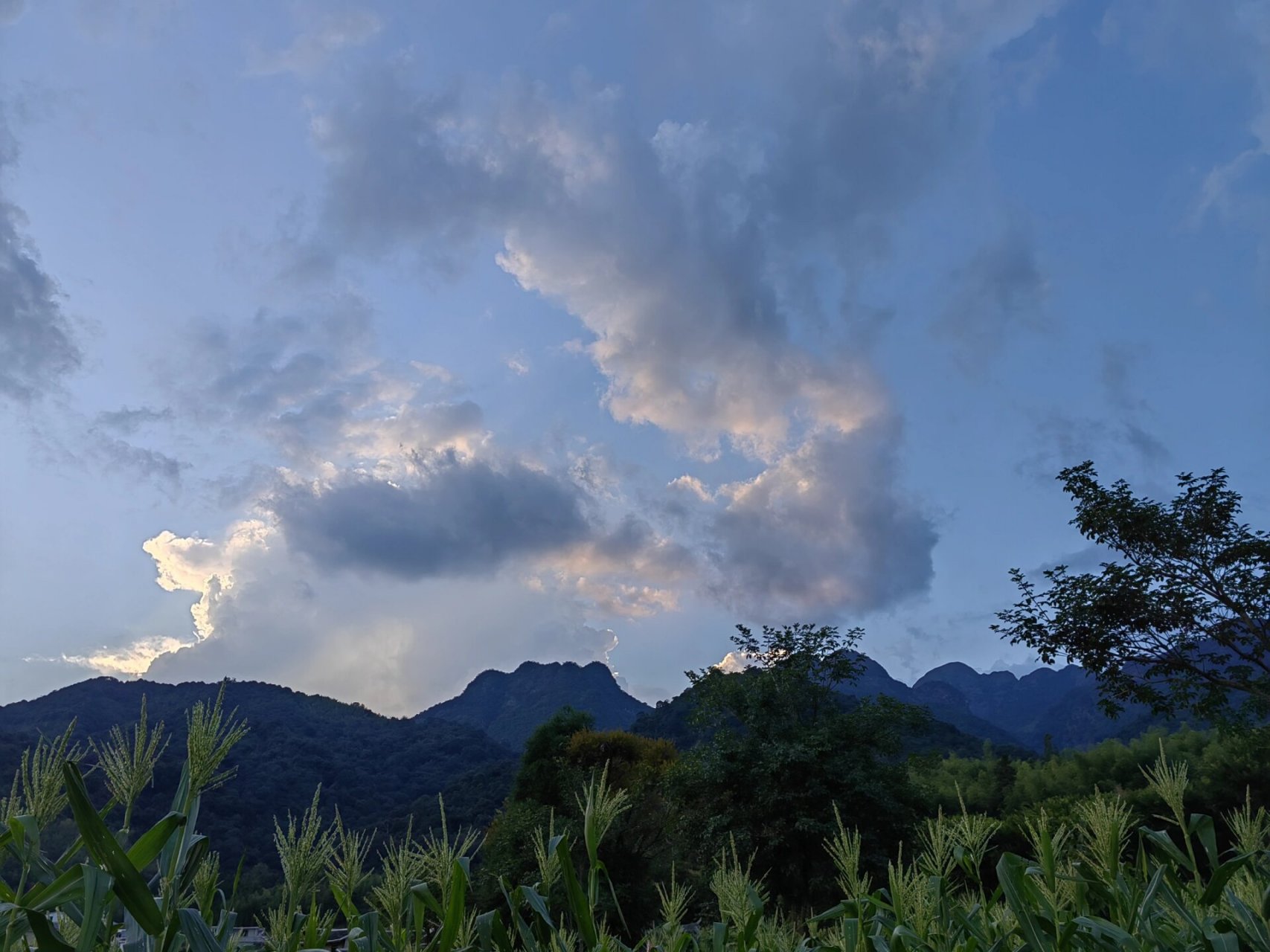 龙岩"江山睡美人"由五座青山连结构成 很久,很久以前,山塘村一带山上