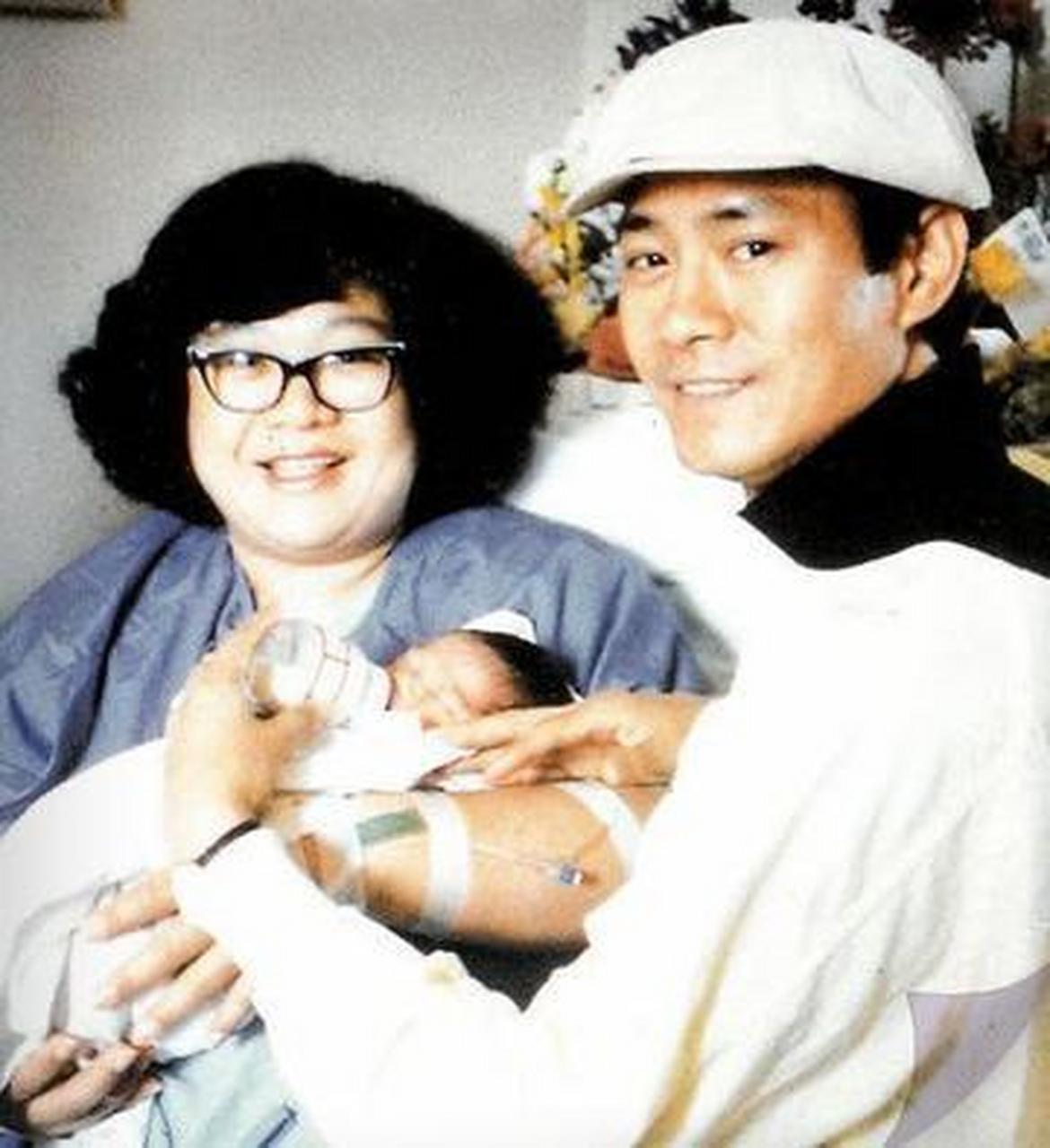 当年,"肥姐"沈殿霞如愿所偿嫁给同居11年的郑少秋,哪料,没多久就被