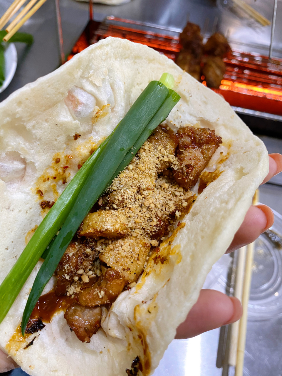 96淄博烧烤真绝了!小饼卷串简直封神! 朋友们!淄博烧烤真绝了!