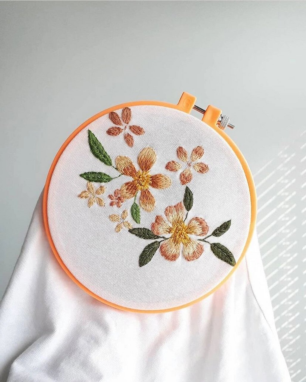 刺绣t恤图案分享 夏天的刺绣t恤你绣好了吗 来自embroideredart