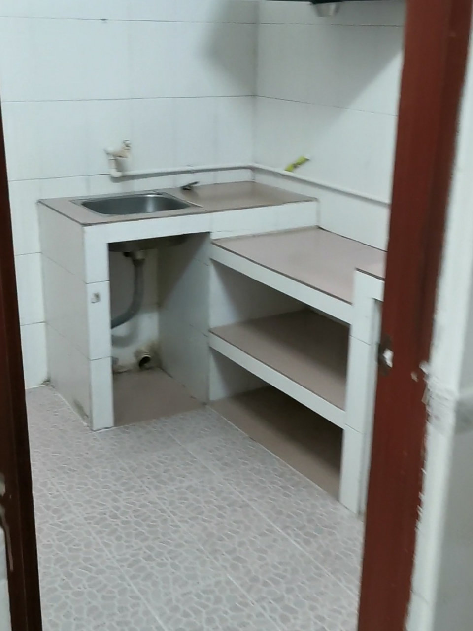 出租房改造之厨房灶台篇 对于这种瓷砖的灶台,应该很多人会跟我一样