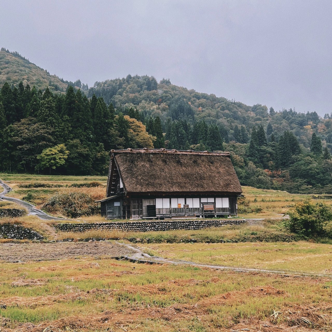 日本最美村落|白川乡合掌村 ·介绍:它位于岐阜县北部,白川乡的荻町