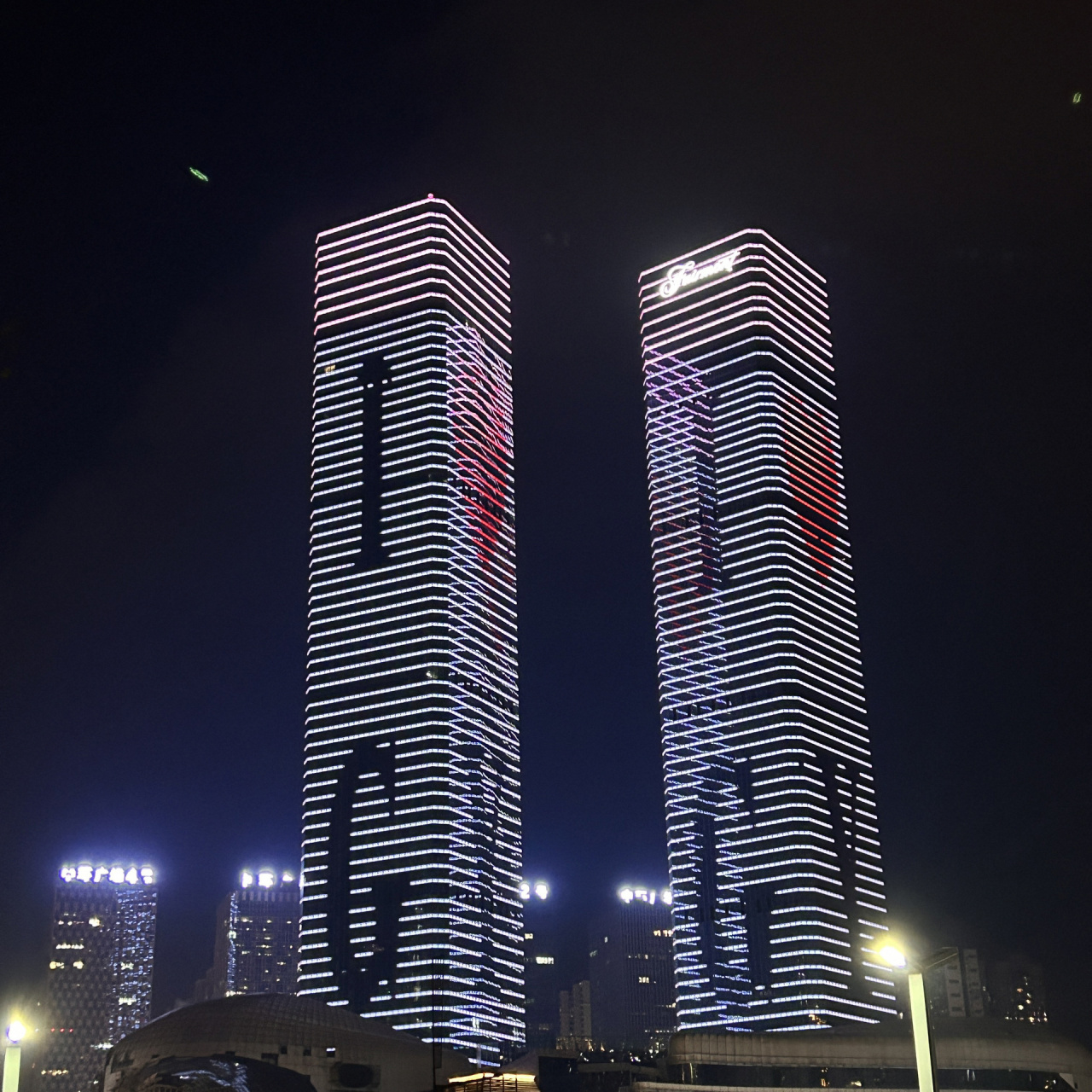 贵阳白宫双子塔最佳拍摄角度 导航01花果园湿地公园 就在白宫的对面