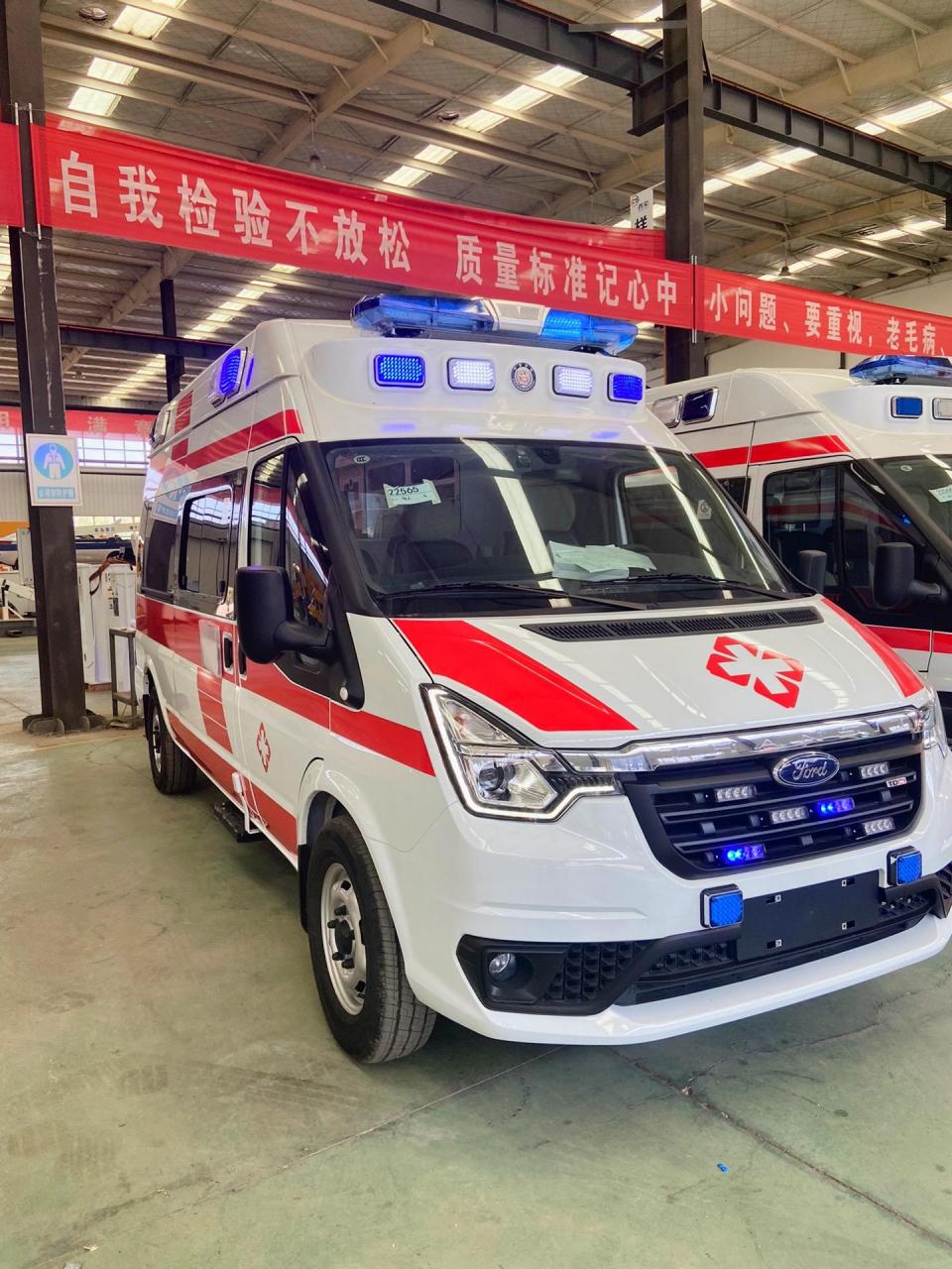 福特v348长轴高顶,小软包监护型救护车.