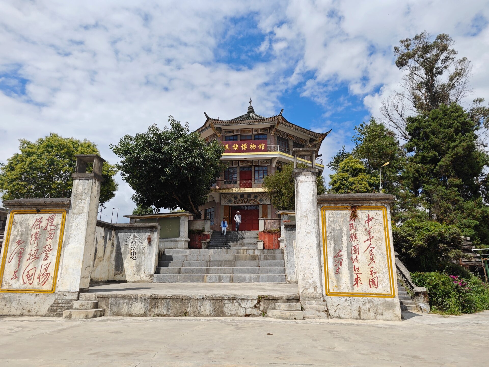 老姆登景区 老姆登景区坐落于怒江州福贡县匹河怒族乡,位于大滇西旅游